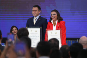 El presidente de Ecuador, Daniel Noboa, y la vicepresidenta electa, María José Pinto, reaccionan durante la entrega de las credenciales por parte del Consejo Nacional Electoral (CNE) como ganadores de las elecciones de 2023 este jueves, en Quito (Ecuador). EFE/José Jácome