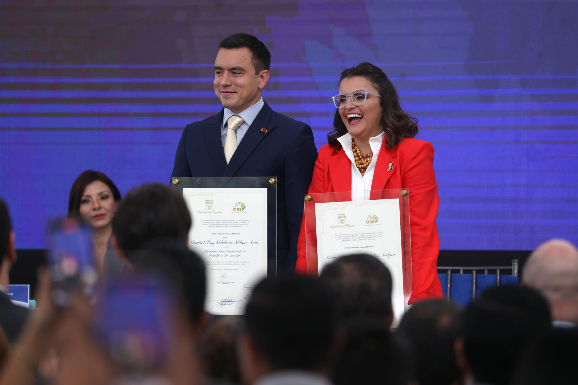 El presidente de Ecuador, Daniel Noboa, y la vicepresidenta electa, María José Pinto, reaccionan durante la entrega de las credenciales por parte del Consejo Nacional Electoral (CNE) como ganadores de las elecciones de 2023 este jueves, en Quito (Ecuador). EFE/José Jácome