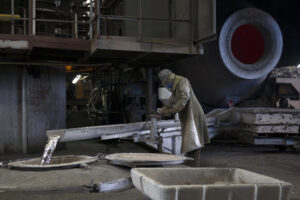 Fotografía de archivo de la producción de nuevas latas de aluminio secundario, es decir, reciclado, en la empresa británica Rexam, en la ciudad de Pindamonhangaba (Brasil). EFE/ Sebastião Moreira/