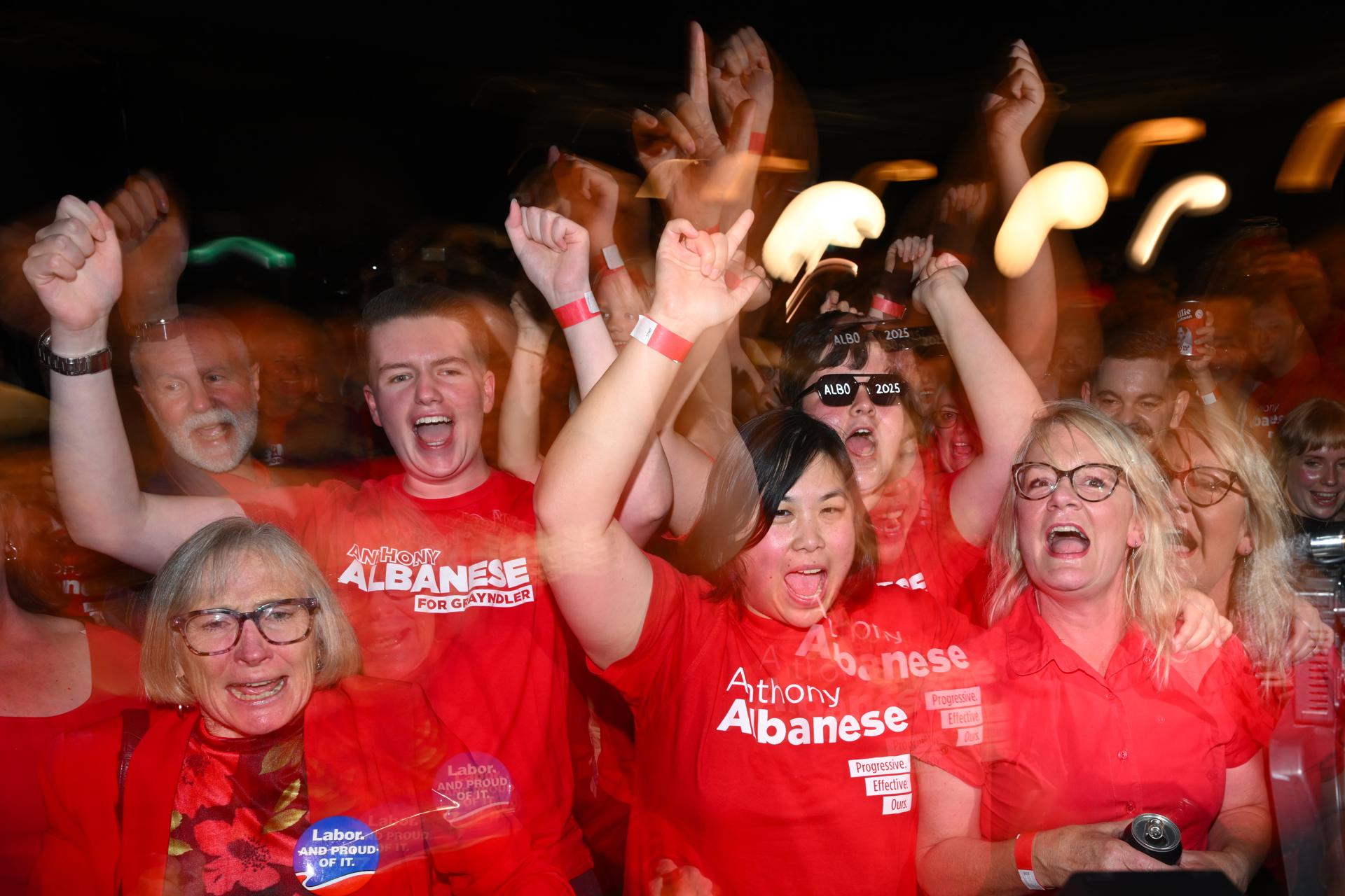 SYDNEY (Australia), 03/05/2025.- Labor supporters react as they follow election results during the Labor Election Night function at Canterbury-Hurlstone Park RSL Club on Election Day of the 2025 federal election in Sydney, Australia, 03 May 2025. EFE/EPA/LUKAS COCH AUSTRALIA AND NEW ZEALAND OUT