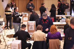 Varias personas en el interior de un colegio electoral este domingo en Buenos Aires. EFE/Juan Ignacio Roncoroni