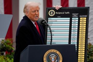 Fotografía de archivo, tomada el pasado 2 de abril, del presidente de Estados Unidos, Donald Trump, al mostrar una tabla con aranceles aplicables a socios comerciales de su país, durante una rueda de prensa en el Jardín de las Rosas de la Casa Blanca, en Washington DC (EE.UU.). EFE/Kent Nishimura/Pool