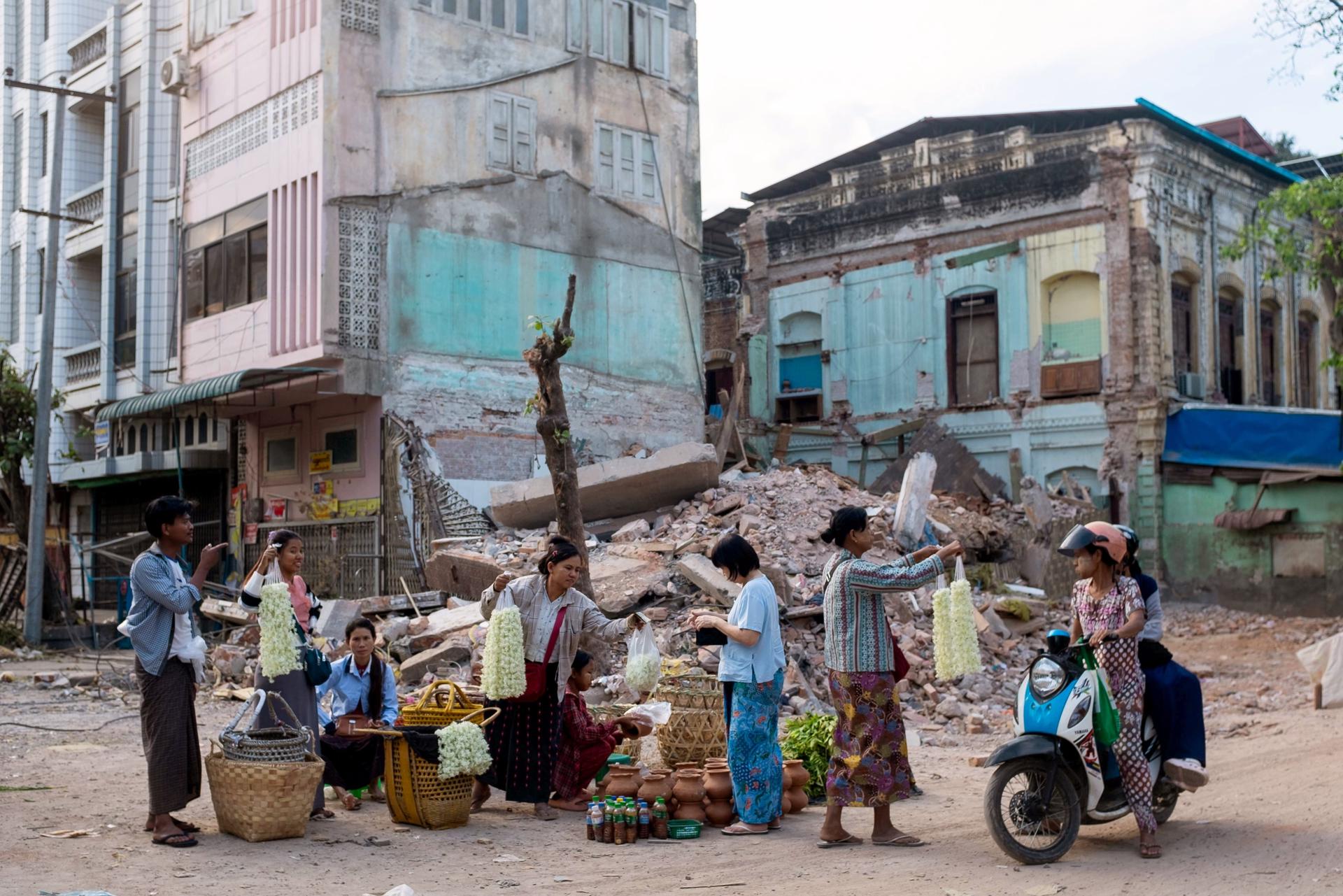 Fotografía de archivo, tomada el 12/04/2025, que muestra a vendedores en las calles de Mandalay, después del terremoto del 28 de marzo en Birmania (Myanmar). EFE/EPA/STRINGER