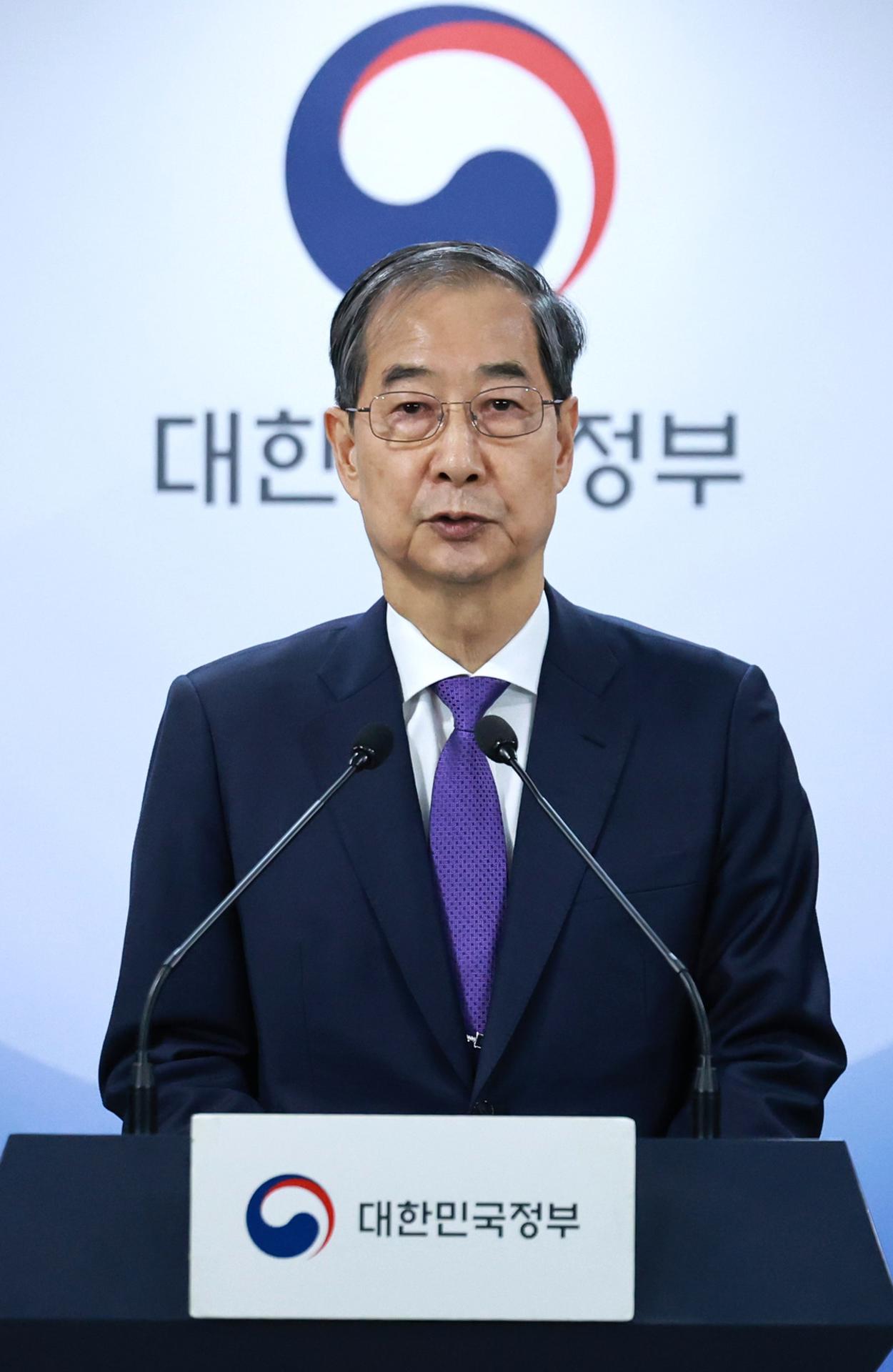 El presidente interino y primer ministro surcoreano Han Duck-soo hace una reverencia tras pronunciar un discurso a la ciudadanía en el complejo gubernamental de Seúl, Corea del Sur, el 01 de mayo de 2025, para expresar su voluntad de dimitir, indicando que se presentaría a las elecciones presidenciales del 3 de junio. (Elecciones, Corea del Sur, Seúl) EFE/EPA/YONHAP SOUTH KOREA OUT