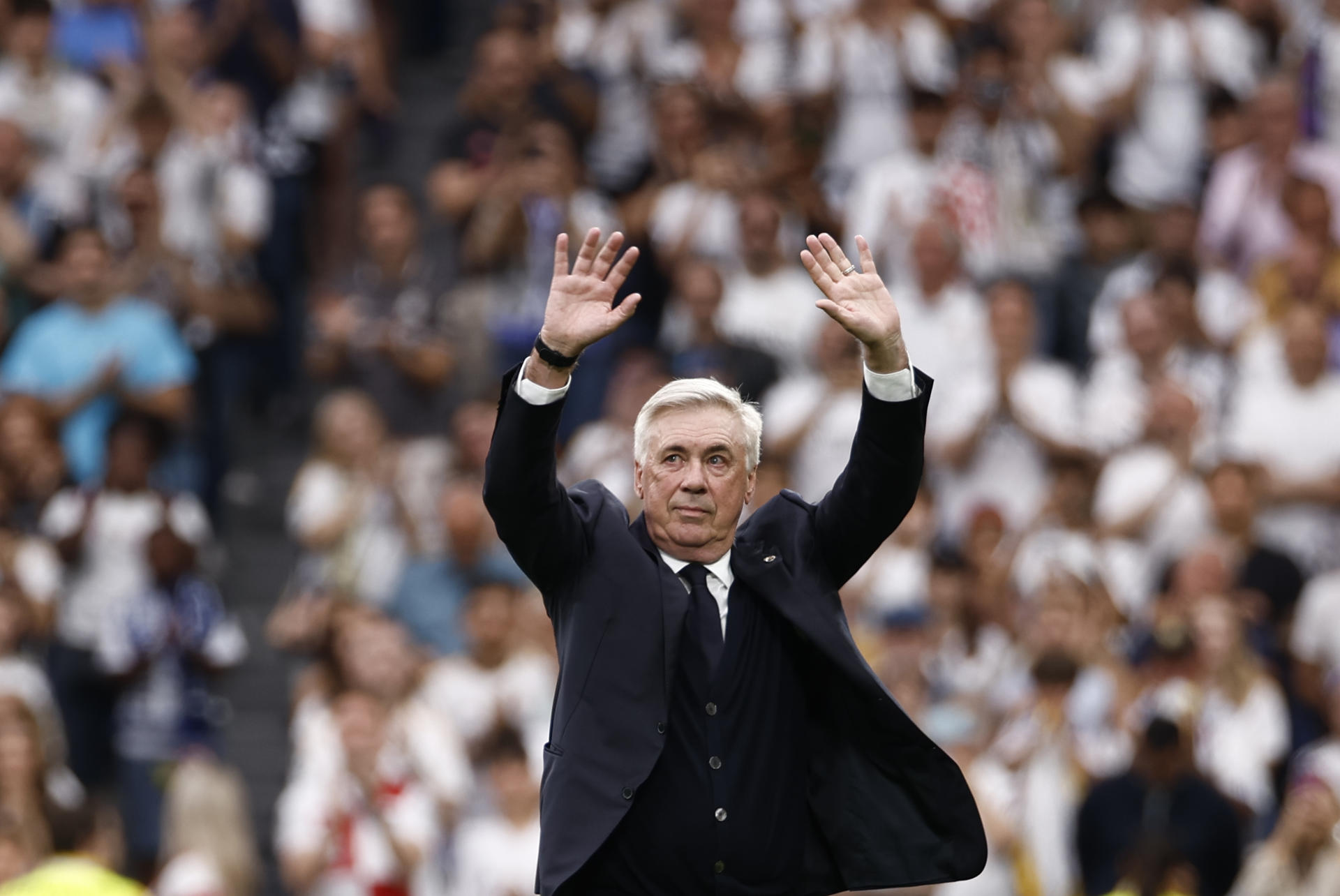 El entrenador del Real Madrid, Carlo Ancelotti, recibe una ovación tras su último partido con el equipo al término del partido de la jornada 38 de LaLiga EA Sports entre Real Madrid y Real Sociedad celebrado este sábado en el estadio Santiago Bernabéu de Madrid. EFE/ Daniel González