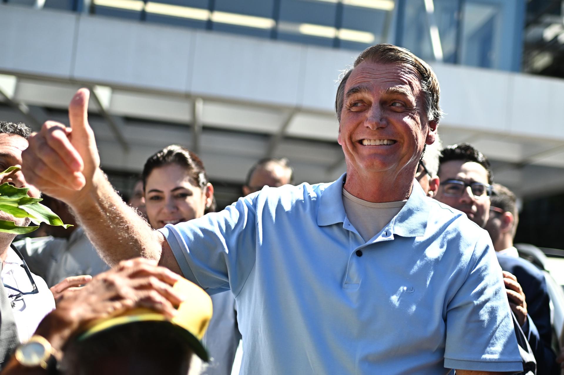 El expresidente de Brasil, Jair Bolsonaro, saluda al salir del Hospital DF Star de Brasilia este domingo, en Brasilia (Brasil). EFE/ Andre Borges