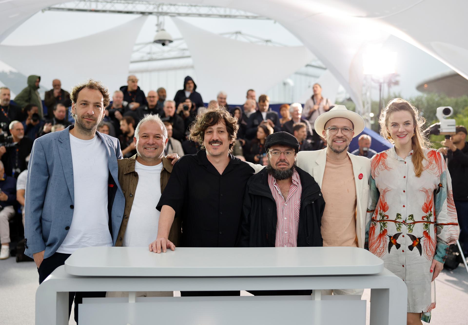 El productor Manuel Ruiz Montealegre, el director Simon Mesa Soto, Ubeimar Ríos y el productor Juan Sarmiento Grisales asisten a la presentación de 'Un Poeta, durante el 78º Festival de Cine de Cannes, en Cannes, Francia, el 20 de mayo de 2025. EFE/HORCAJUELO GUILLAUME