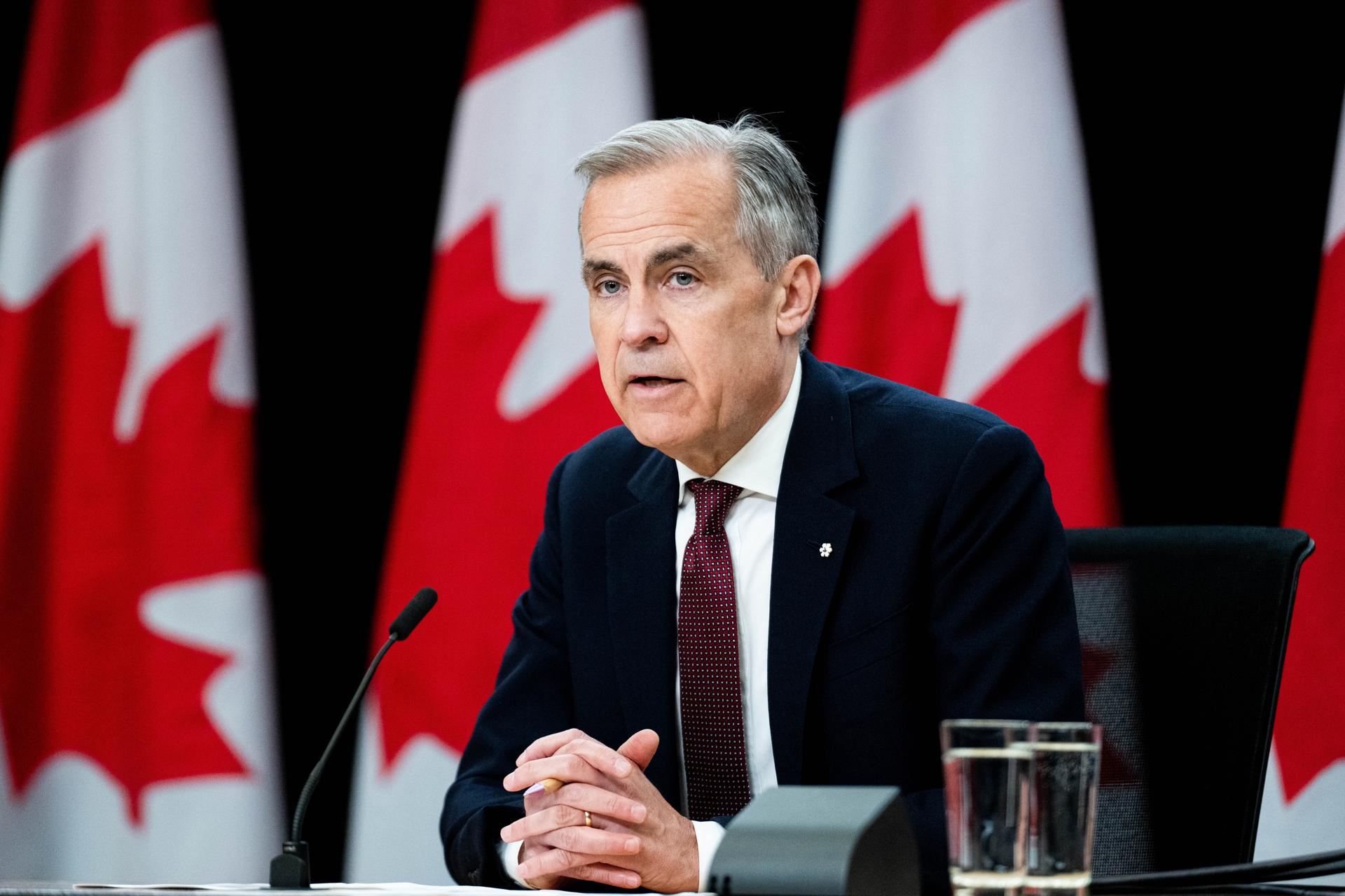 El primer ministro canadiense, Mark Carney, habla con periodistas en el Teatro Nacional de Prensa del recinto parlamentario de Ottawa, Canadá. EFE/EPA/SPENCER COLBY