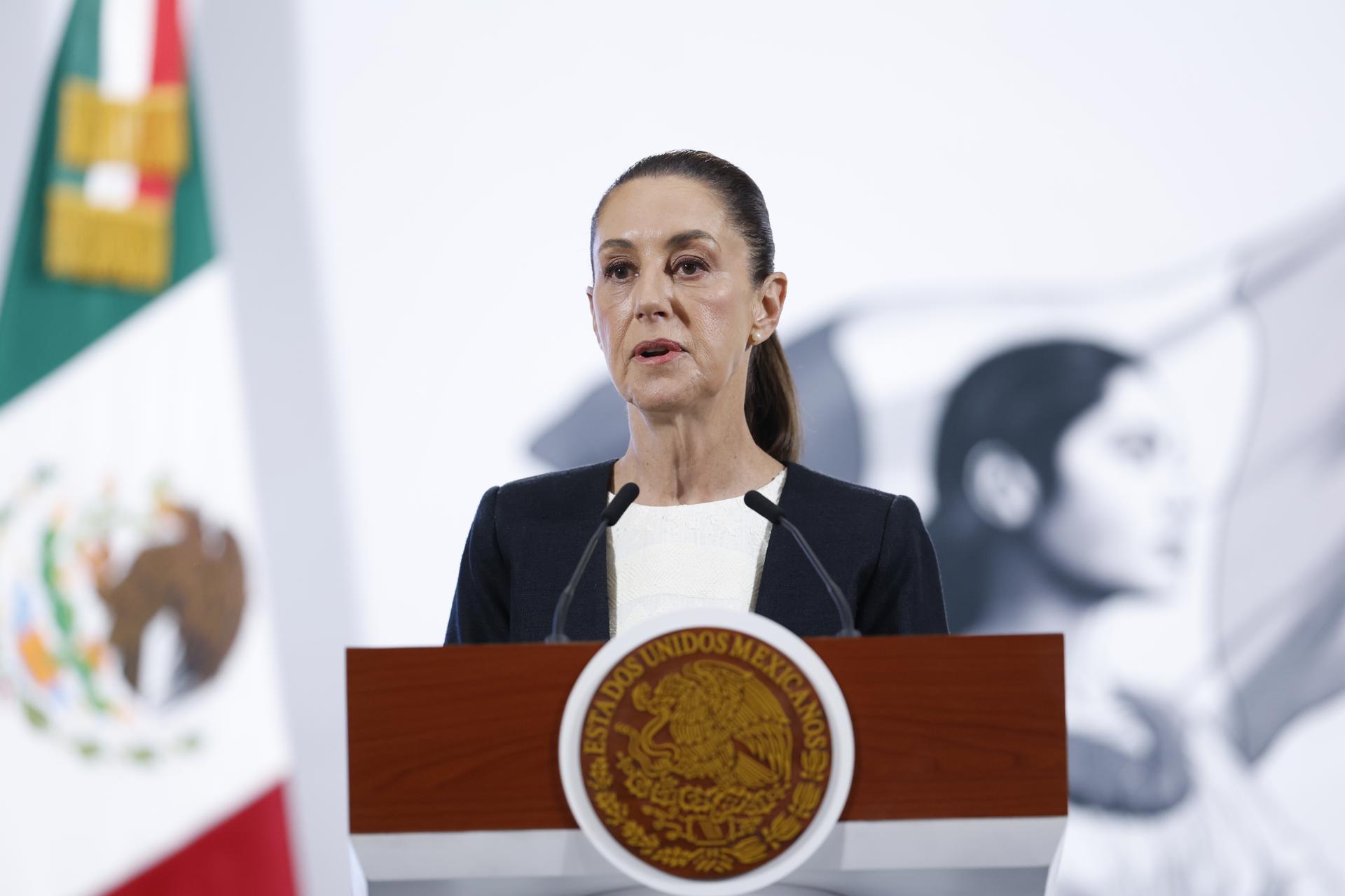 La presidenta de México, Claudia Sheinbaum, habla durante su rueda de prensa diaria este jueves, en el Palacio Nacional de Ciudad de México (México). EFE/ Sáshenka Gutiérrez