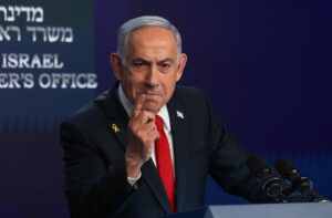 El primer ministro israelí, Benjamin Netanyahu, se dirige a una conferencia de prensa en Jerusalén, 21 de mayo de 2025. (Jerusalén) EFE/EPA/RONEN ZVULUN / POOL