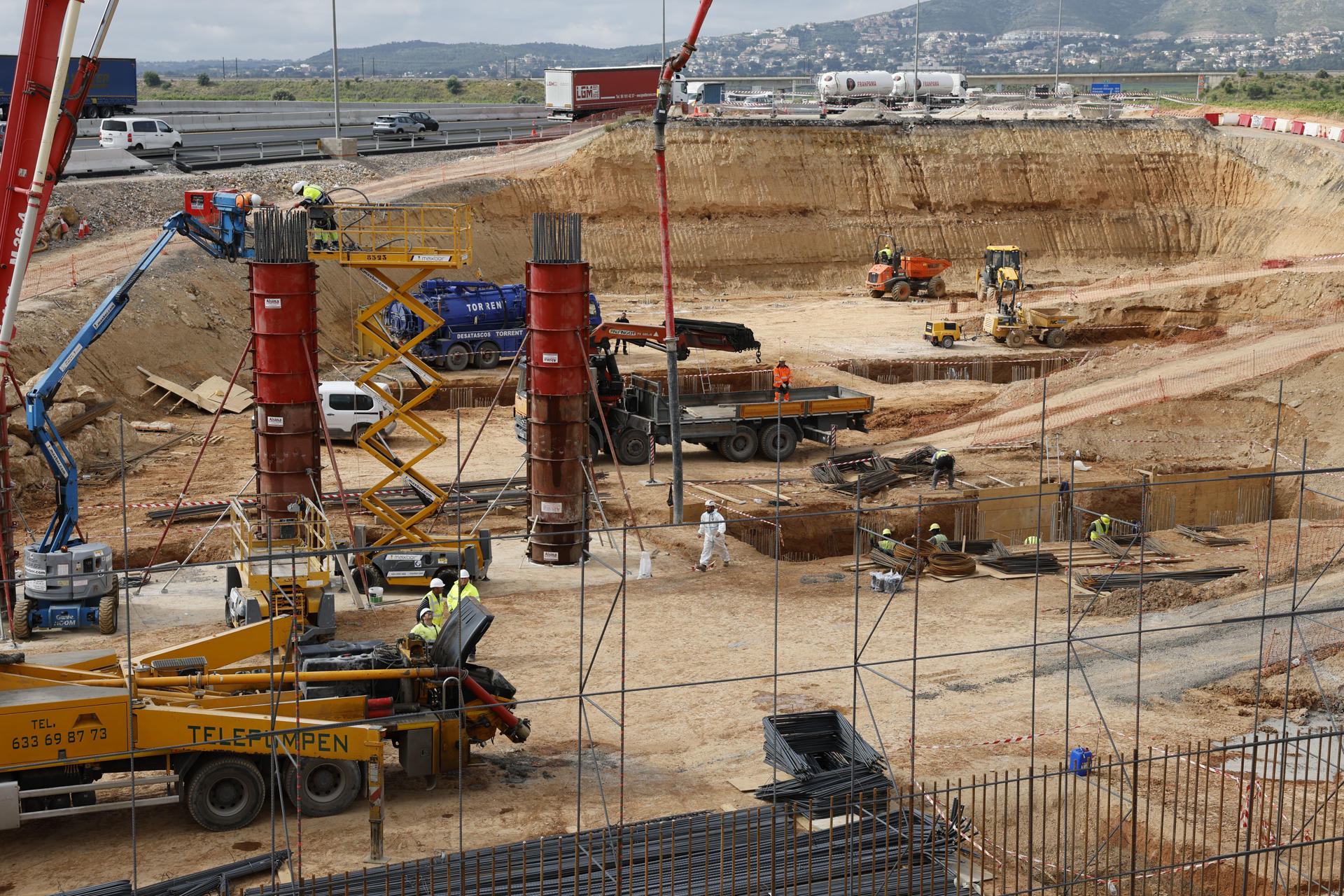 Vista de archivo de las obras de emergencia para la reconstrucción de los puentes de la A-7 sobre el barranco del Poyo en el termino municipal de Quart de Poblet que colapsaron por la dana.-EFE/ Ana Escobar