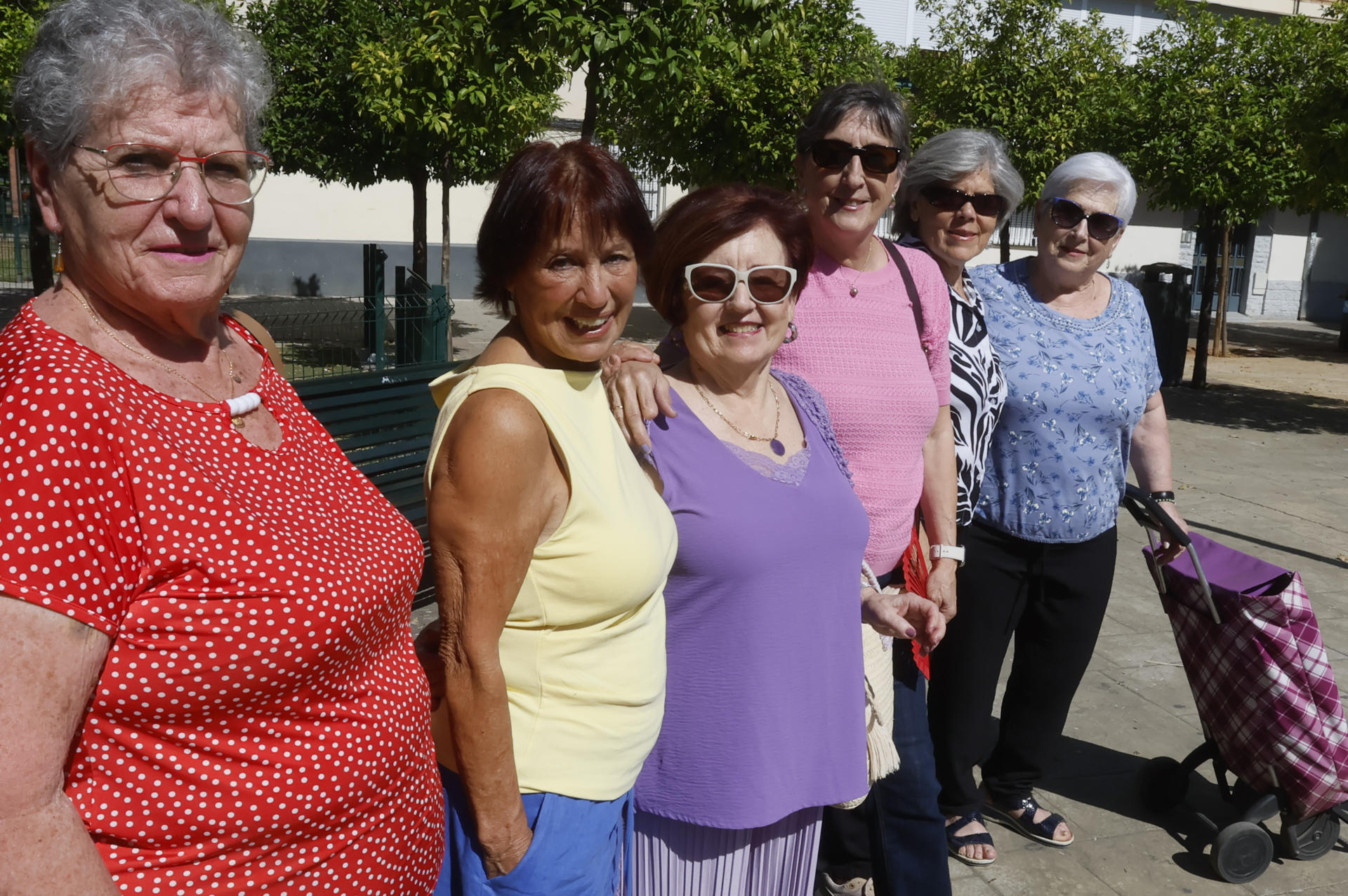 (De izq a dch) Victoria Ropero, Maribel Cruces, Toñi Vidal, Julia Gutiérrez, Nati Asuero y Maricarmen Hinojosa, algunas de las mujeres protagonistas del documental de Movistar Plus+, 'Ellas en la ciudad', que narra a través de sus testimonios la vida cuando llegaron a barrios de la periferia de Sevilla, desde la perspectiva de género la transformación de las ciudades en los últimos 50 años.EFE/José Manuel Vidal