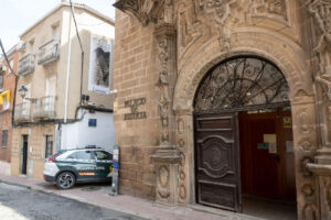 El Palacio de Justicia de la localidad jiennense de Linares donde ha declarado el padre de acogida del bebé de 22 meses que falleció tras estar varias horas encerrado en el interior del vehículo, lo que su abogada ha atribuido, en declaraciones a EFE, a un lapsus temporal provocado por su medicación y ha rechazado cualquier responsabilidad penal por dicha muerte.EFE/José Manuel Pedrosa