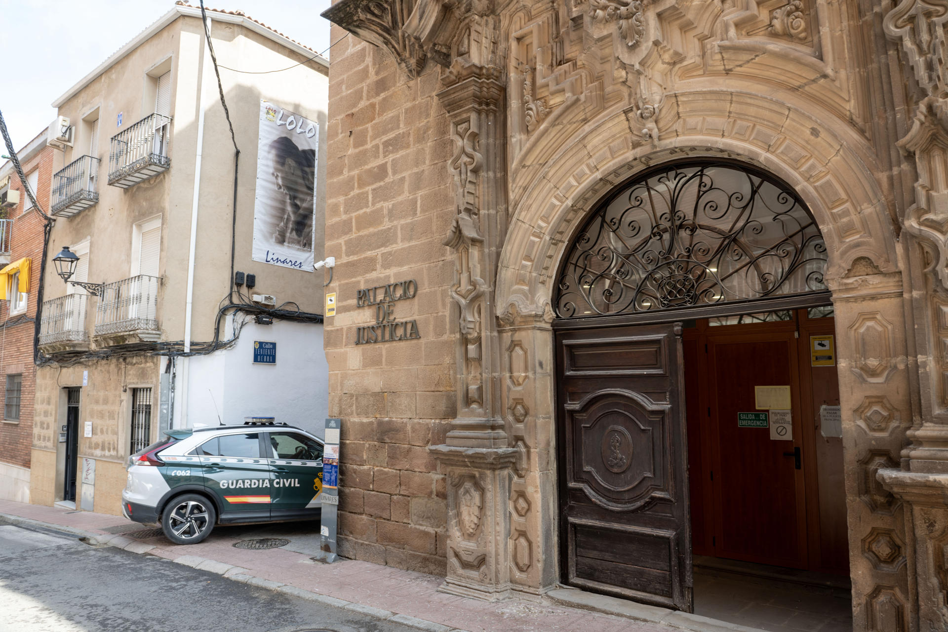 El Palacio de Justicia de la localidad jiennense de Linares donde ha declarado el padre de acogida del bebé de 22 meses que falleció tras estar varias horas encerrado en el interior del vehículo, lo que su abogada ha atribuido, en declaraciones a EFE, a un lapsus temporal provocado por su medicación y ha rechazado cualquier responsabilidad penal por dicha muerte.EFE/José Manuel Pedrosa