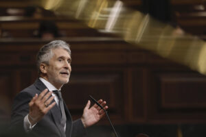 El ministro del Interior, Fernando Grande-Marlaska, interviene durante el pleno del Congreso de los Diputados, celebrado este miércoles. EFE/Sergio Pérez