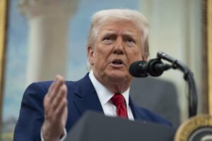 El presidente de Estados Unidos, Donald Trump, habla en la ceremonia de juramentación de Jeanine Pirro, como fiscal interina de Estados Unidos para el Distrito de Columbia, en la Oficina Oval. EFE/EPA/Chris Kleponis - Pool via CNP / POOL