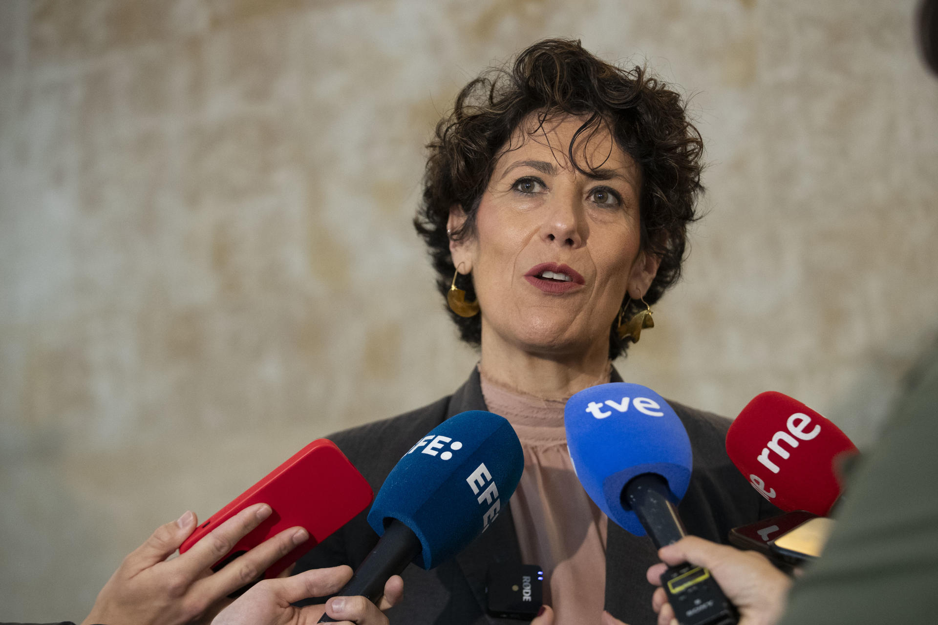 La ministra de Inclusión, Seguridad Social y Migraciones, Elma Saiz, atiende a los medios. EFE/ Alberto Aguado
