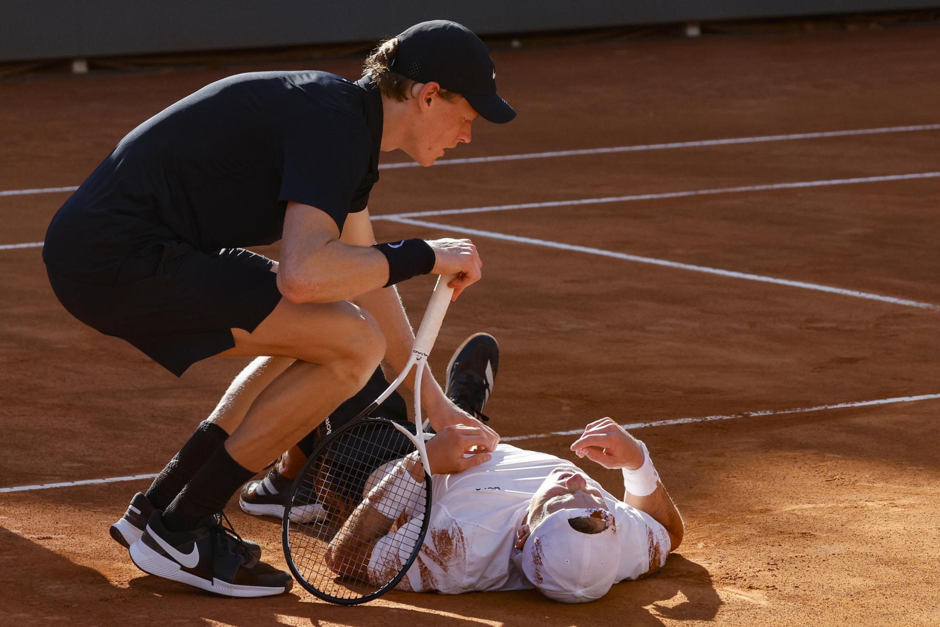 Jannik Sinner ayuda a Jesper De Jong durante el partido entre ambos en el torneo de Roma. EFE/EPA/FABIO FRUSTACI