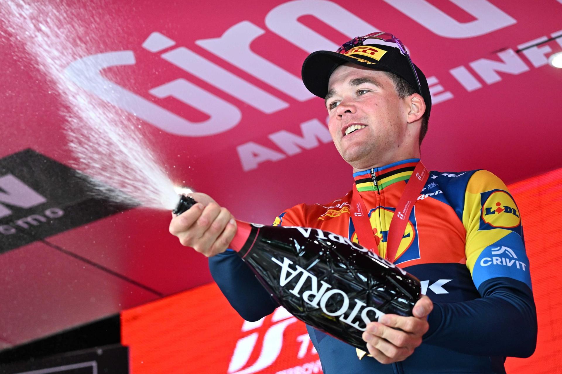 El danés Mads Pedersen (Lidl) celebra la victoria en Vicenza, Italia, la decimotercera etapa del Giro de Italia. EFE/EPA/LUCA ZENNARO