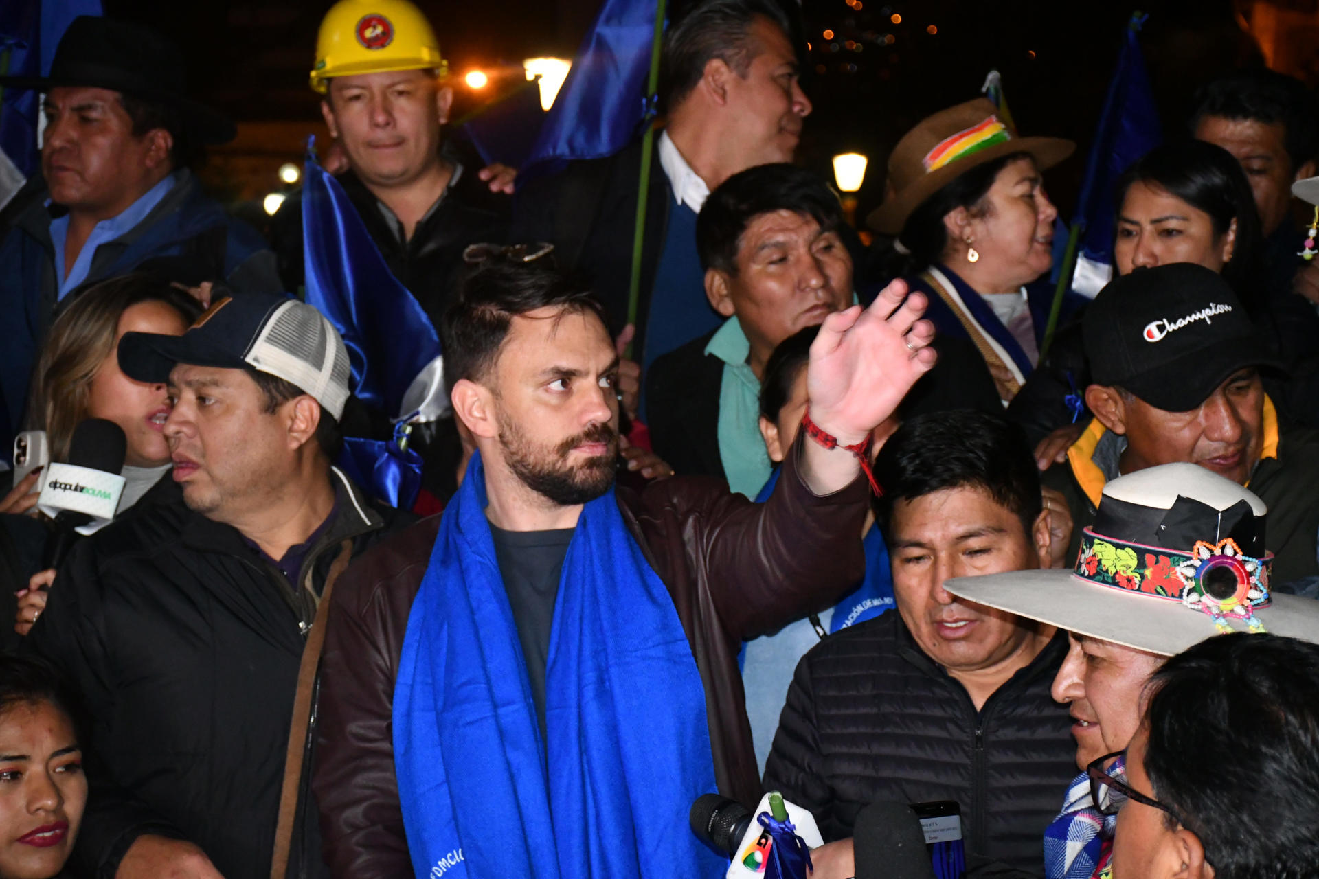 El ministro de Gobierno de Bolivia, Eduardo del Castillo (c), fue captado este viernes, 16 de mayo, al saludar luego de ser elegido como el candidato oficialista a la presidencia del país andino, por el partido Movimiento al Socialismo (MAS), en La Paz (Bolivia). EFE/STR