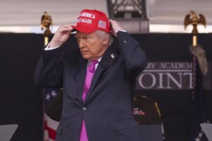 El presidente estadounidense, Donald Trump, sale de una ceremonia de graduación de la Academia Militar de EE. UU. en el estadio Michie en West Point, Nueva York, EE. UU. EFE/SARAH YENESEL
