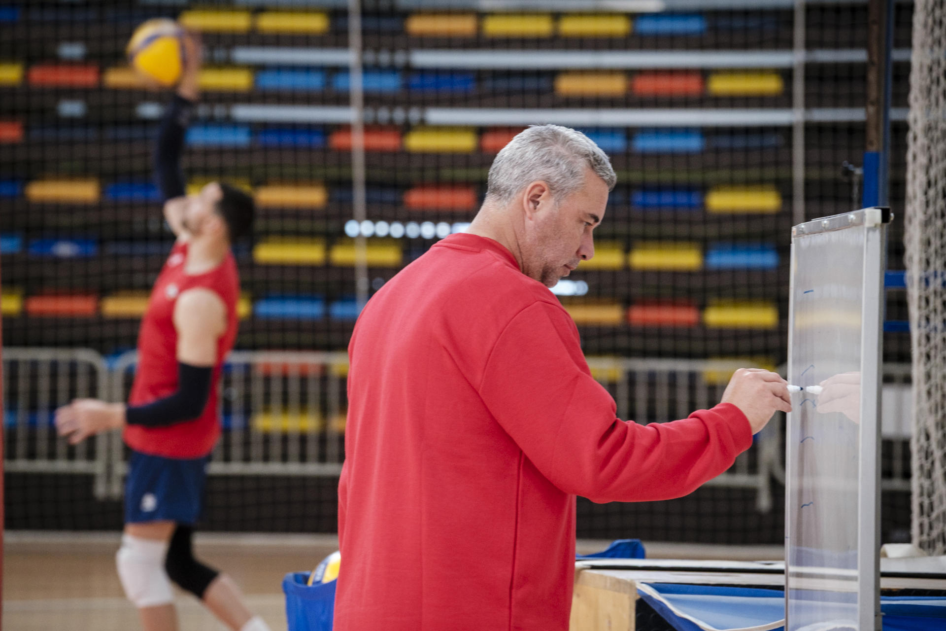 La selección española masculina de voleibol inicia este lunes una nueva etapa de la mano del francés Hubert Henno como nuevo técnico, con una concentración en Guadalajara. EFE/ Nacho Izquierdo