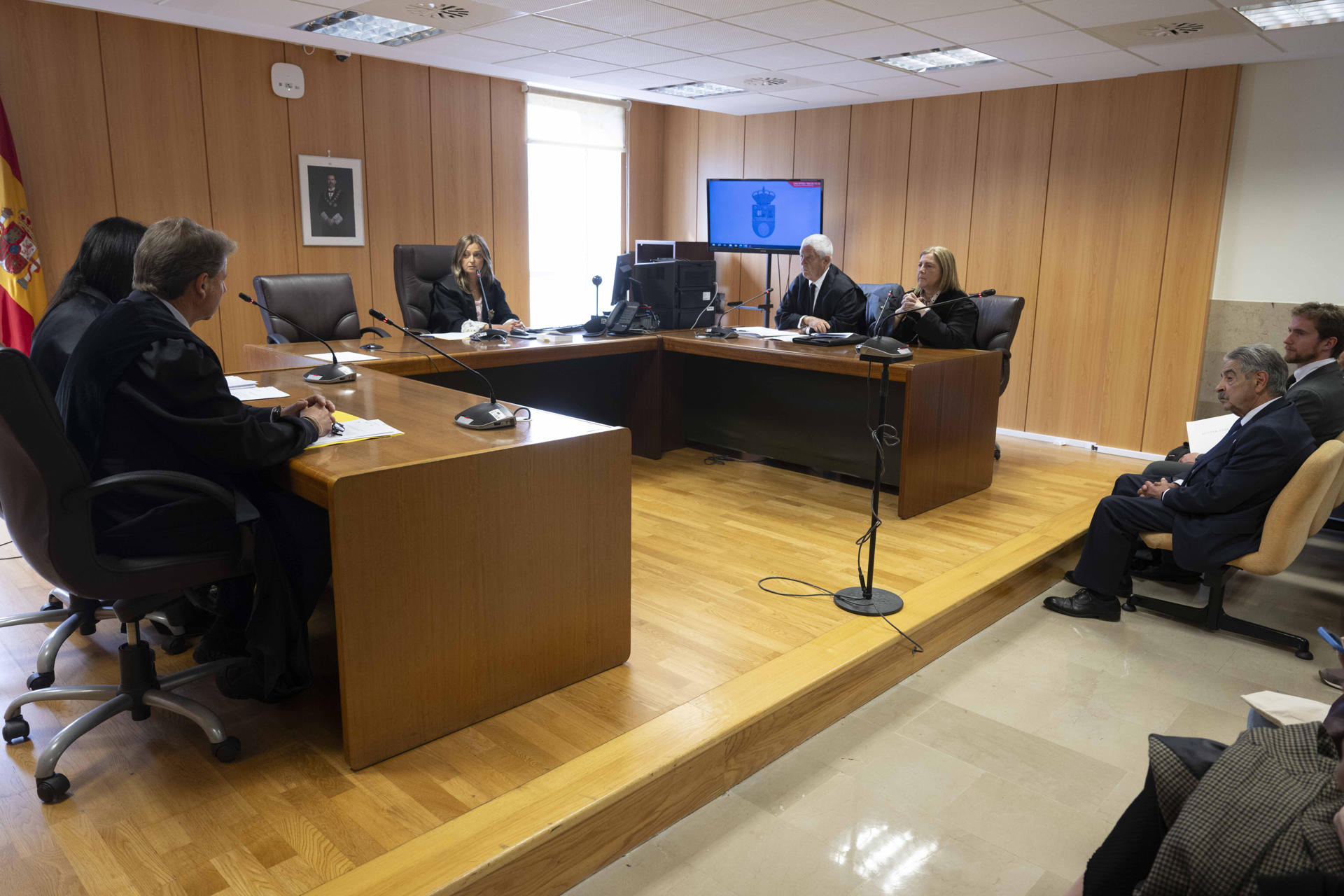 El expresidente cántabro Miguel Ángel Revilla ha asegurado este viernes, en el acto de conciliación con el rey Juan Carlos I celebrado en un juzgado santanderino, que no se retracta de las palabras por las que el emérito le exige una rectificación y 50.000 euros al considerarlas "injuriosas y calumniosas". EFE/Pedro Puente //POOL//
