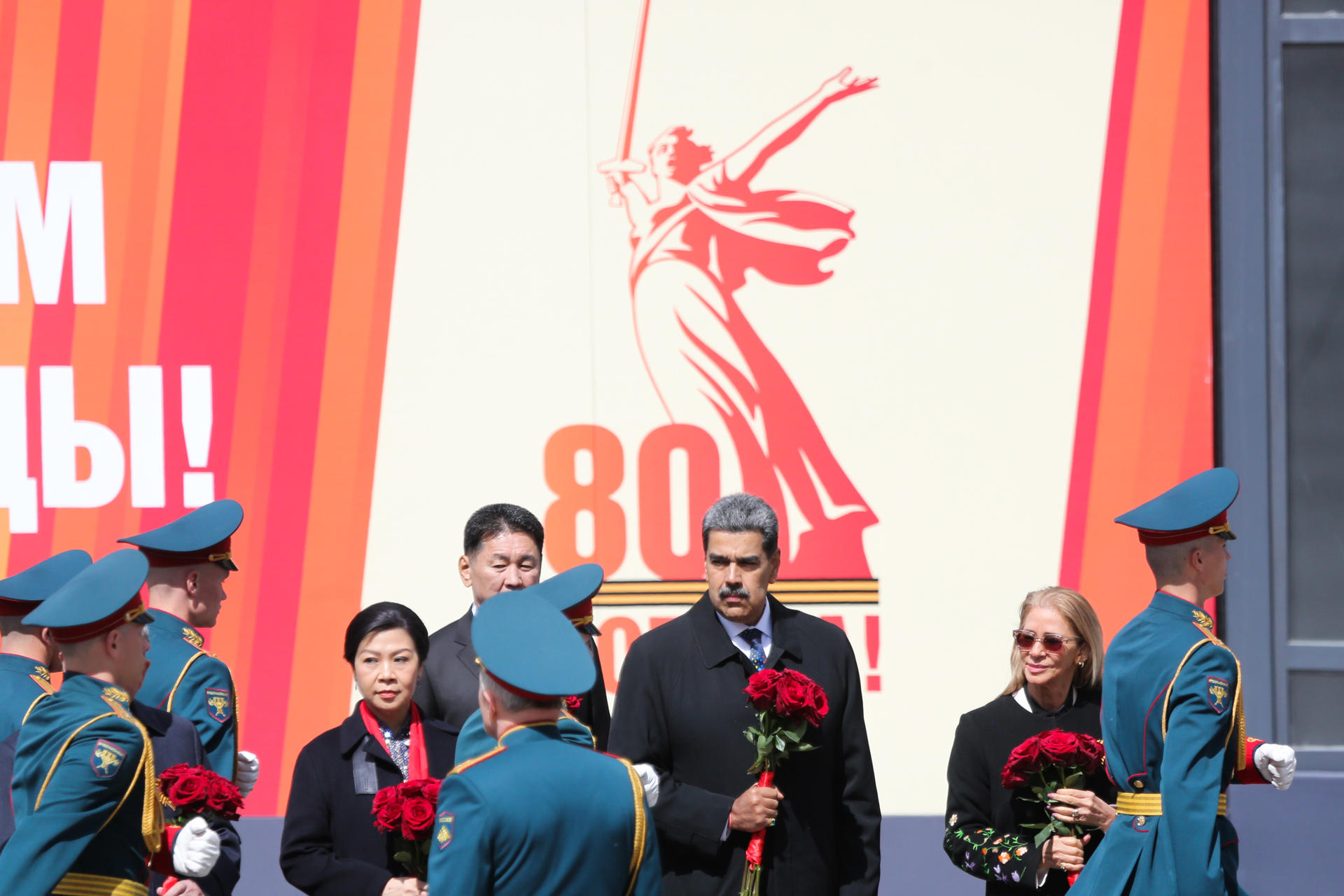 Fotografía cedida por Prensa del Palacio de Miraflores donde se observa al presidente de Venezuela, Nicolás Maduro (c) junto a su esposa Cilia Flores (d) durante la parada militar por el 80 aniversario de la victoria del Ejército Rojo en la Segunda Guerra Mundial este viernes, en Moscú (Rusia). EFE/ Prensa Palacio de Miraflores