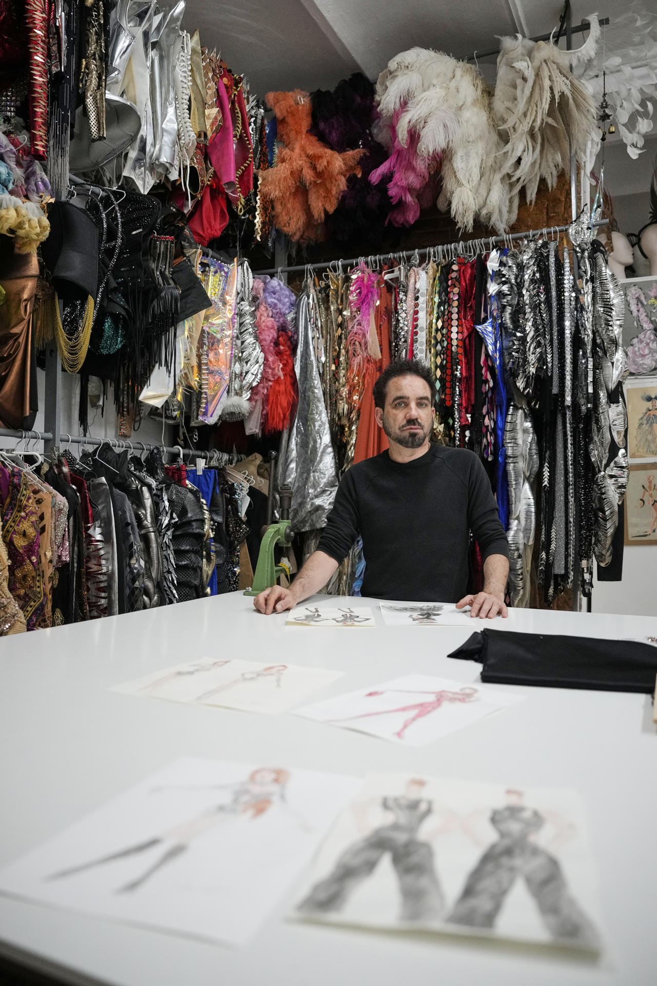El diseñador Gustavo Adolfo Tarí durante la entrevista. EFE/Alejandro García