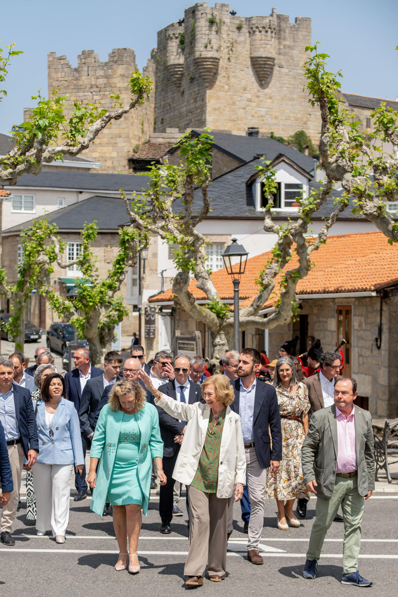 La reina emérita Sofía, acompañada por la alcaldesa de la localidad, Sara Inés Vega (3i), visita Castro Caldelas (Ourense) este viernes como parte de una iniciativa de su Fundación orientada a promover el valor sostenible del medio rural y su patrimonio cultural y natural. EFE/ Brais Lorenzo
