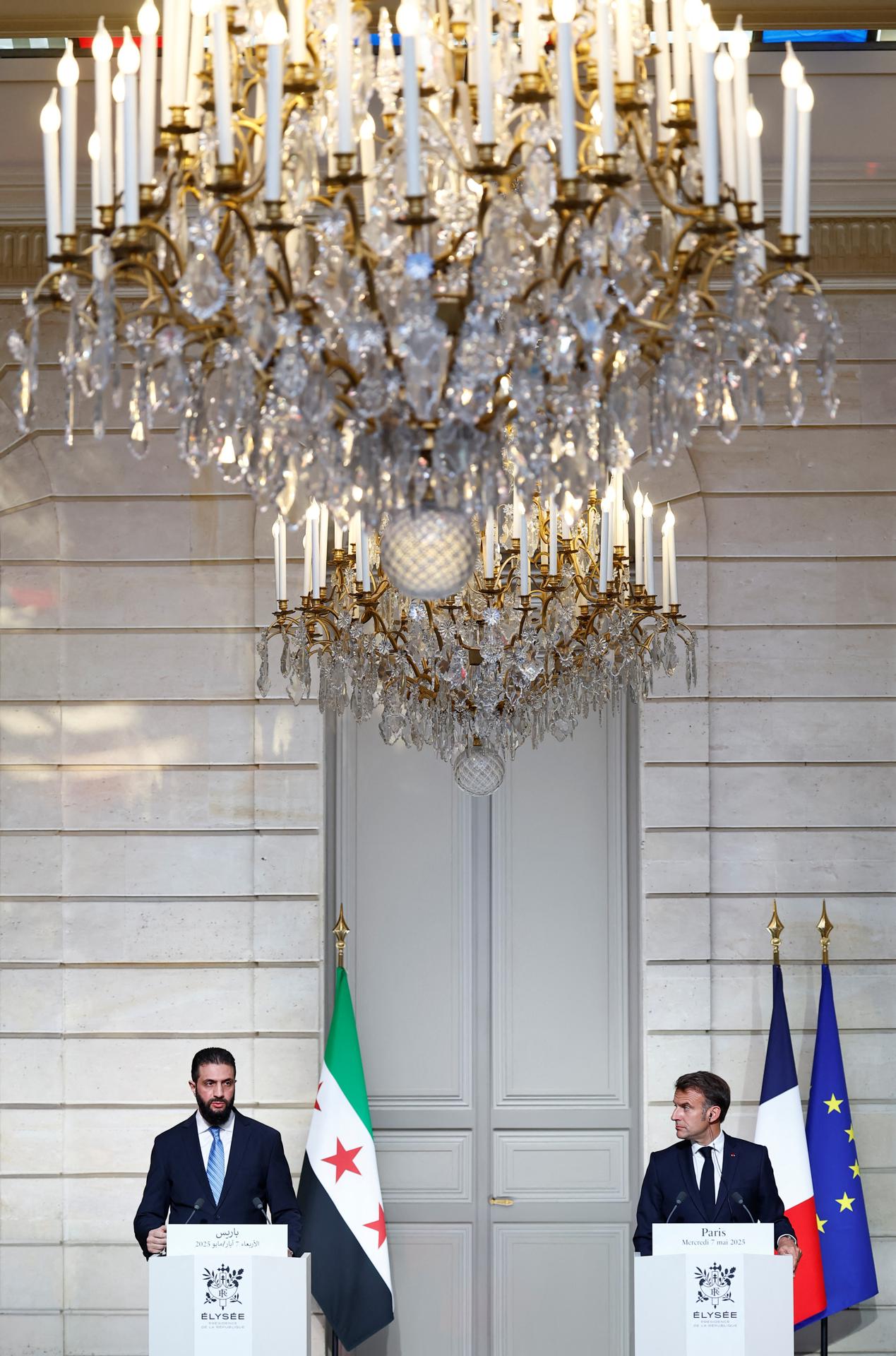 El presidente francés Emmanuel Macron (D) y el presidente sirio Ahmed al-Sharaa (I) asisten a una conferencia de prensa conjunta después de su reunión en el Palacio del Elíseo en París, Francia, 07 de mayo de 2025. (Francia, Siria) EFE/EPA/STEPHANIE LECOCQ / POOL