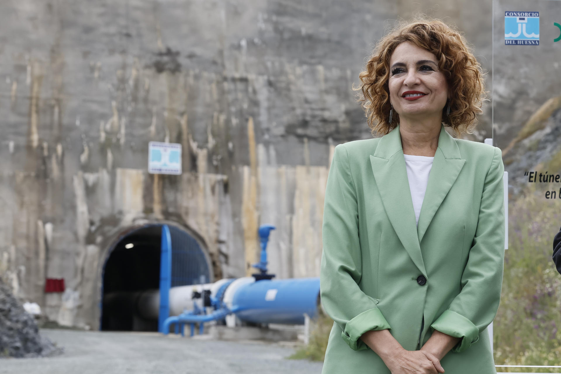 La vicepresidenta primera del Gobierno y ministra de Hacienda, María Jesús Montero, a su llegada para inaugurar el túnel de cabecera del embalse del Huesna (detrás) hasta la Estación de Tratamiento de Agua Potable (ETAP) Las Chimeneas, este viernes en Villanueva del Río y Minas (Sevilla).EFE/José Manuel Vidal