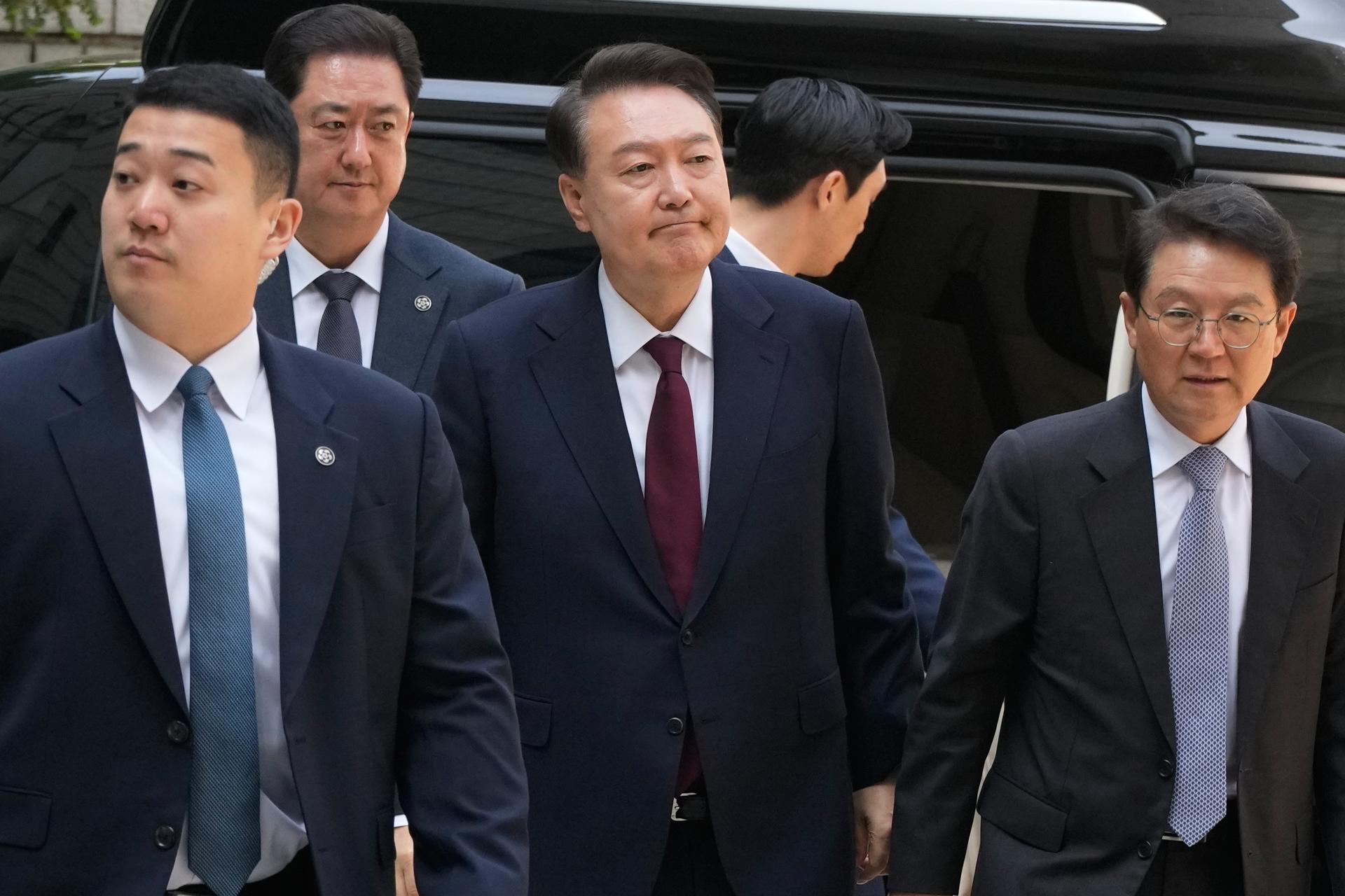 El expresidente de Corea del Sur, Yoon Suk Yeol (c), quien enfrenta cargos de orquestar una rebelión cuando declaró la ley marcial el 3 de diciembre de 2024, llega para asistir a su juicio en el Tribunal del Distrito Central de Seúl en Seúl, Corea del Sur. EFE/EPA/AHN YOUNG-JOON / POOL PHOTO