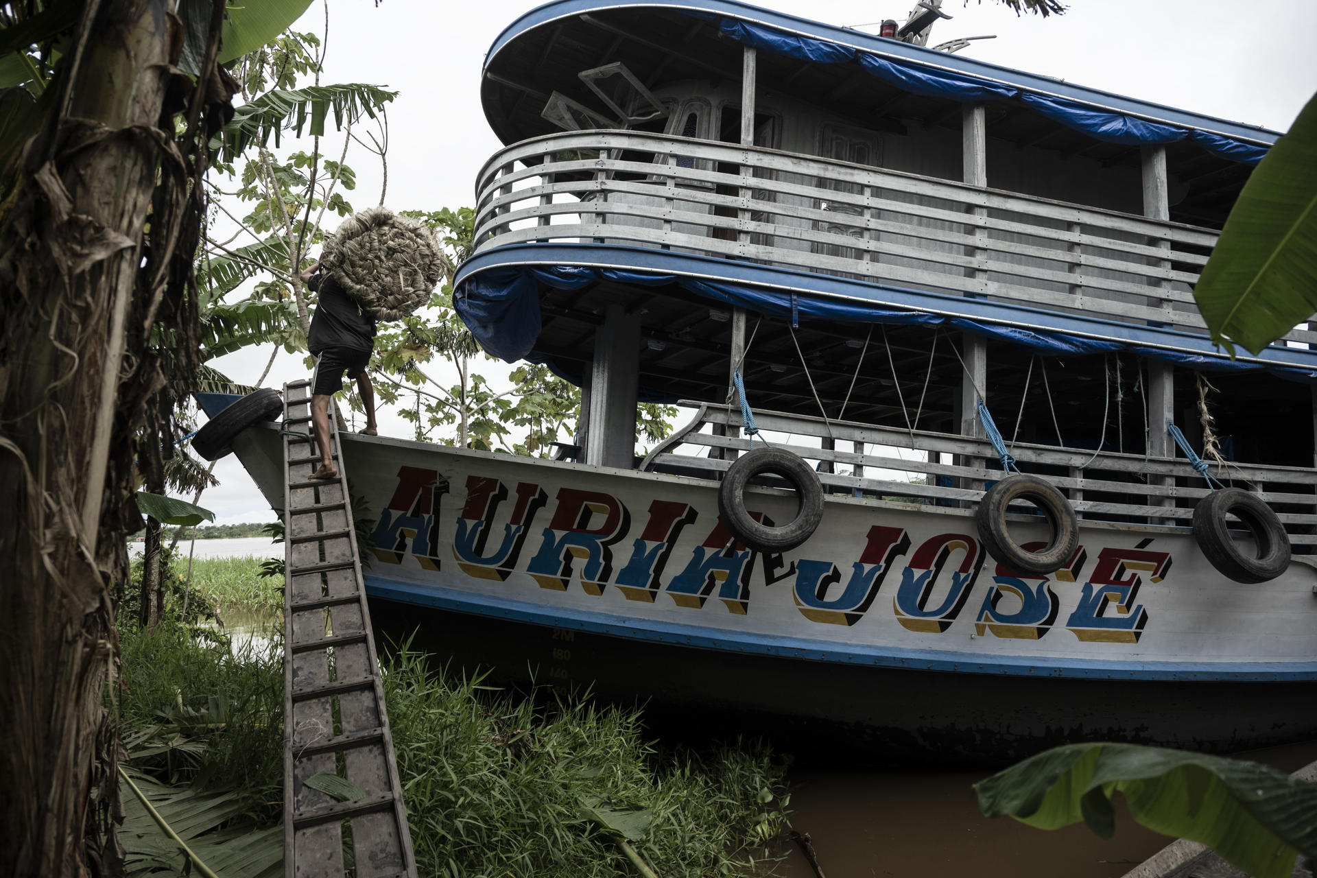 Un agricultor carga fardos de fibra de malva en un barco para evitar que se dañen con las inundaciones este domingo, en la comunidad de Boca do Supiá, en la ciudad de Manacapuru (Brasil). EFE/ Raphael Alves