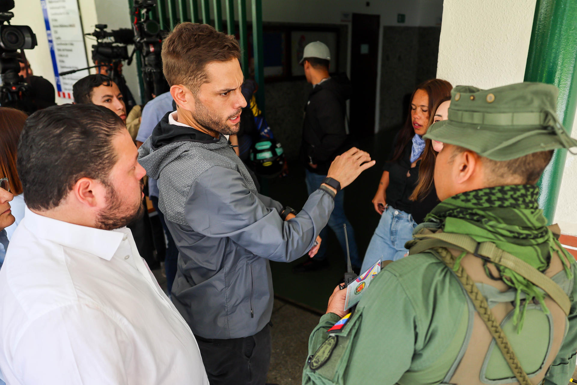 El candidato a la gobernación del estado Miranda Juan Requesens (c) asiste a su centro de votación, durante las elecciones a gobernadores y diputados de la Asamblea Nacional este domingo en Caracas (Venezuela). EFE/ Miguel Gutiérrez