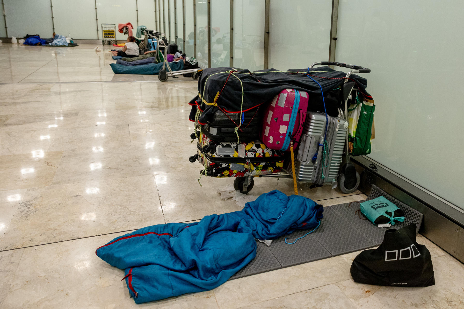 Aeropuertos Españoles y Navegación Aérea (Aena) ha comenzado a las nueve de la noche de este miércoles los controles de acceso al aeropuerto Adolfo Suárez Madrid-Barajas para evitar que se agrave la situación generada por la pernoctación de personas sin hogar en las terminales. EFE/Daniel González