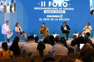 El director corporativo de Iberia y presidente del Consejo de Turismo de la Confederación Española de Organizaciones Empresariales (CEOE), Juan Cierco (i), participa en el II Foro Iberoamericano de Turismo este jueves, en Santa Marta (Colombia). EFE/Mauricio Dueñas