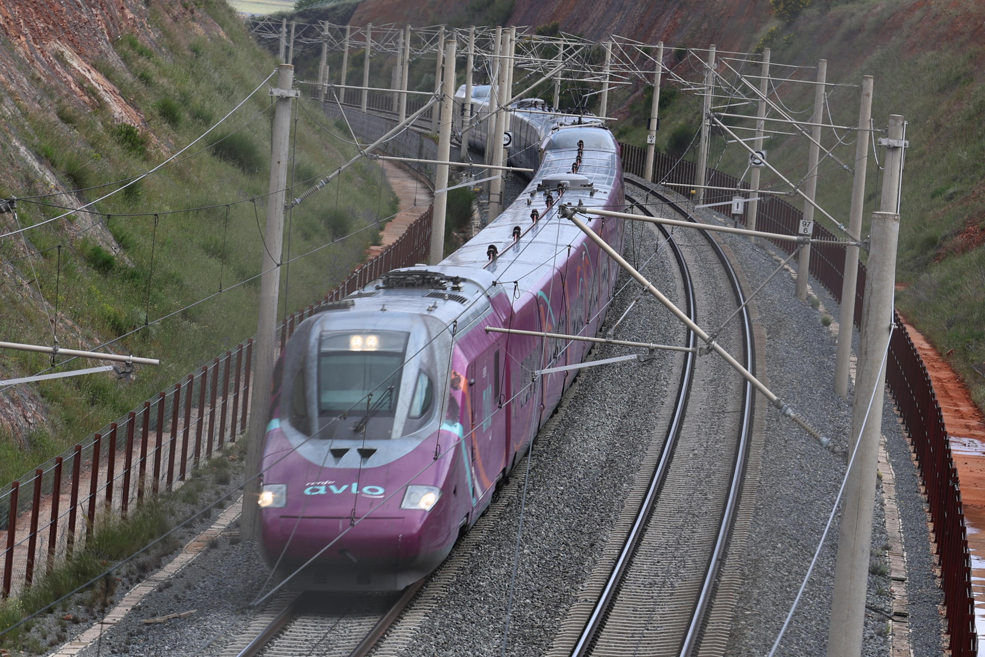 Un tren de alta velocidad del trayecto Madrid-Sevilla circula por uno de los puntos que fue objeto del robo de cable este lunes en Toledo. EFE/ Ismael Herrero