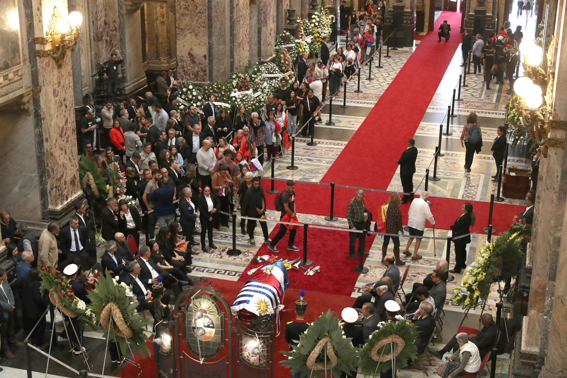 Vista general este miércoles, 14 de mayo, del velorio del expresidente uruguayo José Mujica, en el interior del Palacio Legislativo, en Montevideo (Uruguay). EFE/Raúl Martínez