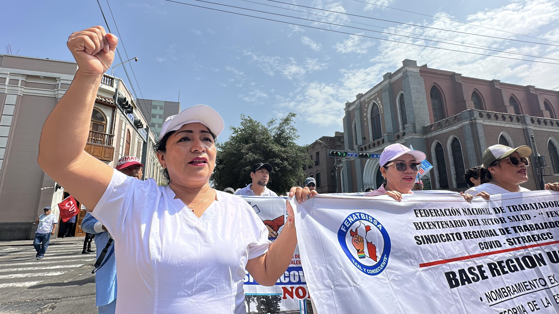 Trabajadores y sindicalistas se manifiestan durante la conmemoración del Día Internacional de los Trabajadores este 1 de mayo de 2025 en Lima (Perú). EFE/Mikhail Huacán