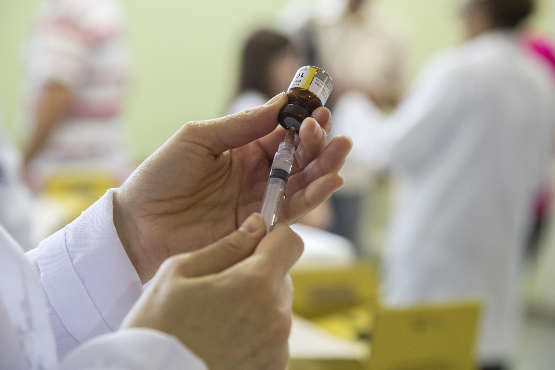 Fotografía de archivo del detalle de las manos de una enfermera al preparar una dosis de una vacuna contra la fiebre amarilla. EFE/Sebastião Moreira