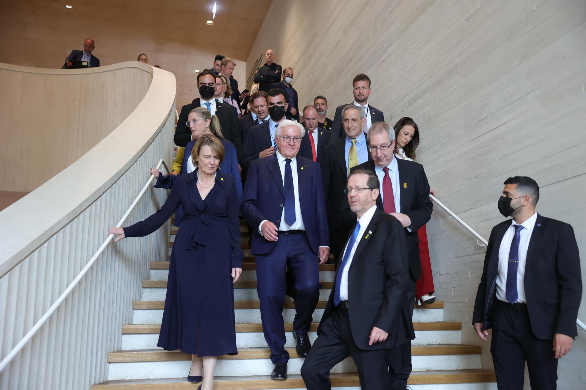 El presidente israelí Isaac Herzog (3-R), el presidente alemán Frank-Walter Steinmeier (2-L) y sus esposas Elke Budenbender (I) y Michal Herzog (I, atrás) visitan la Biblioteca Nacional de Israel en Jerusalén, el 13 de mayo de 2025. La visita de Steinmeier tiene lugar con motivo de la conmemoración del 60 aniversario del establecimiento de relaciones diplomáticas entre Alemania e Israel. (Alemania, Jerusalén) EFE/EPA/ABIR SULTAN