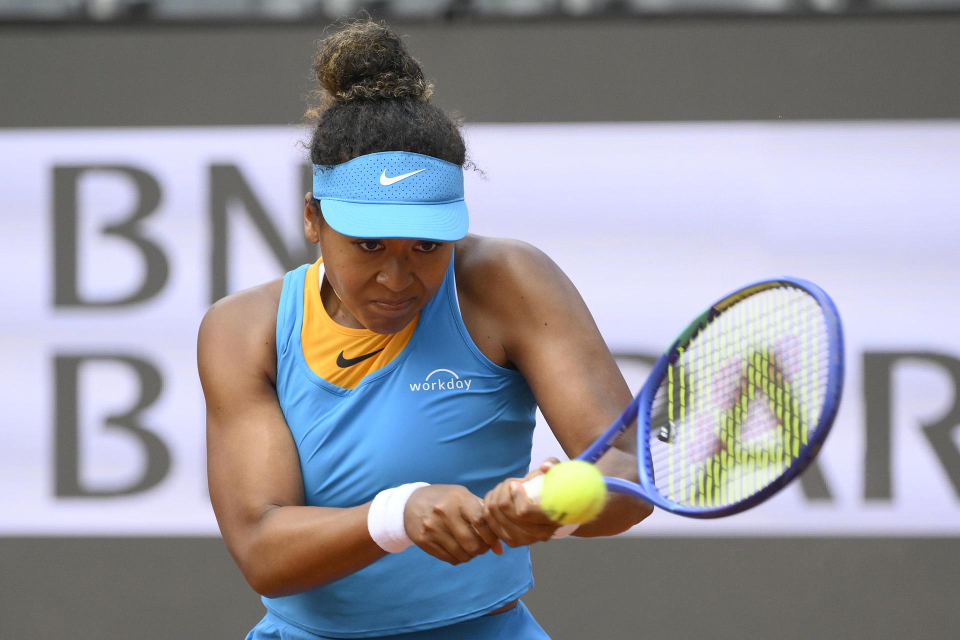 La tenista japonesa Naomi Osaka en acción durante su partido individual femenino contra Sara Errani de Italia en el Abierto de Italia en Roma, Italia. EFE/EPA/FABRIZIO CORRADETTI