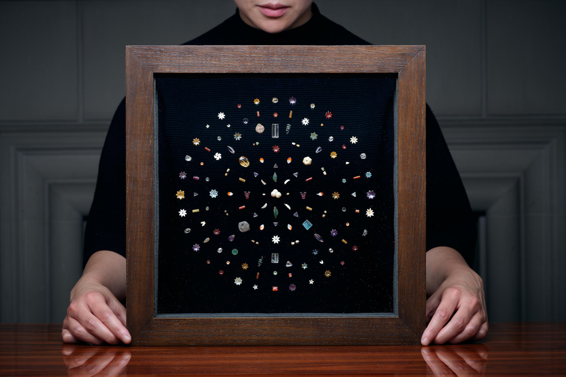 Fotografía sin fecha cedida por Sotheby’s de una persona sosteniendo las joyas de Piprahwa. EFE/ Sotheby’s / SOLO USO EDITORIAL/ NO VENTAS /SOLO DISPONIBLE PARA ILUSTRAR LA NOTICIA QUE ACOMPAÑA (CRÉDITO OBLIGATORIO)