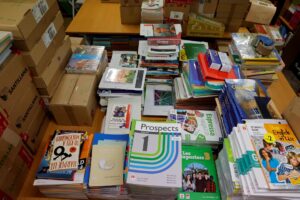 Libros y material escolar preparado para la venta en una librería en Madrid. EFE/Zipi