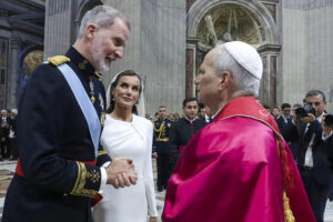 Los Reyes de España, Felipe VI y Letizia, conversan con el papa León XIV, tras finalizar la misa del inicio del pontificado este domingo en la plaza de San Pedro en el Vaticano. EFE/Captura de video de la señal Vatican Media / SOLO USO EDITORIAL/SOLO DISPONIBLE PARA ILUSTRAR LA NOTICIA QUE ACOMPAÑA (CRÉDITO OBLIGATORIO)