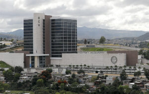 Fotografía de archivo de una vista general del edificio sede del Banco Central de Honduras (BCH), en Tegucigalpa (Honduras). EFE/Gustavo Amador