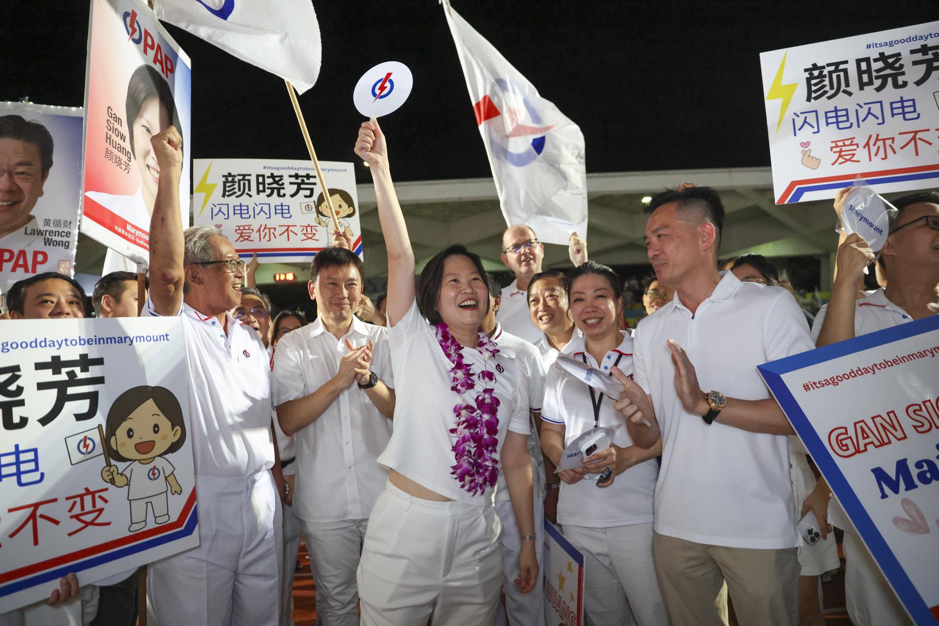 Singapore (Singapore), 03/05/2025.- People's Action Party (PAP) candidate Gan Siow Huang (C) reacts as she arrives at the venue of the supporters of Singapore's Prime Minister and Secretary General of the ruling People's Action Party, Lawrence Wong, during the announcement of preliminary results of the general elections in Singapore, 03 May 2025. Singaporeans go to the polls to elect 97 members of Parliament across 33 constituencies, five of which have already been secured by the PAP party through a walkover. (Elecciones, Singapur) EFE/EPA/HOW HWEE YOUNG