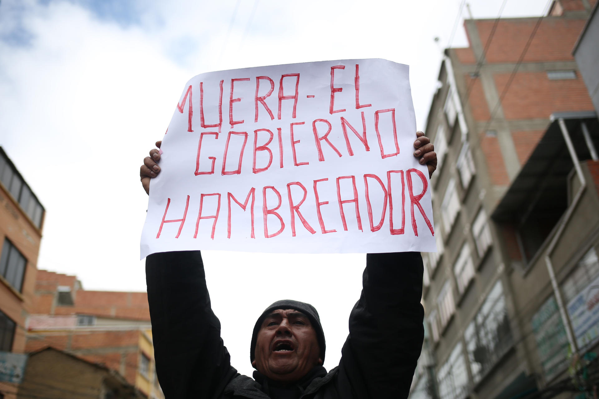 Una persona sostiene un cartel durante una protesta este miércoles, en La Paz (Bolivia). EFE/ Luis Gandarillas

