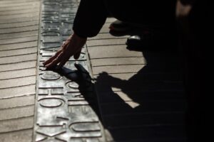 Imagen de archivo del memorial con la inscripción en baldosas y en recuerdo de las víctimas del atentado terrorista de La Rambla, en 2017 en Barcelona. EFE/ Enric Fontcuberta